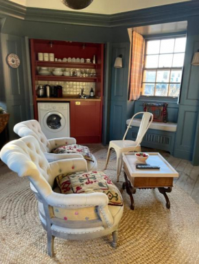 Rock House - Photographer's Studio - Historic Gem in the heart of the City